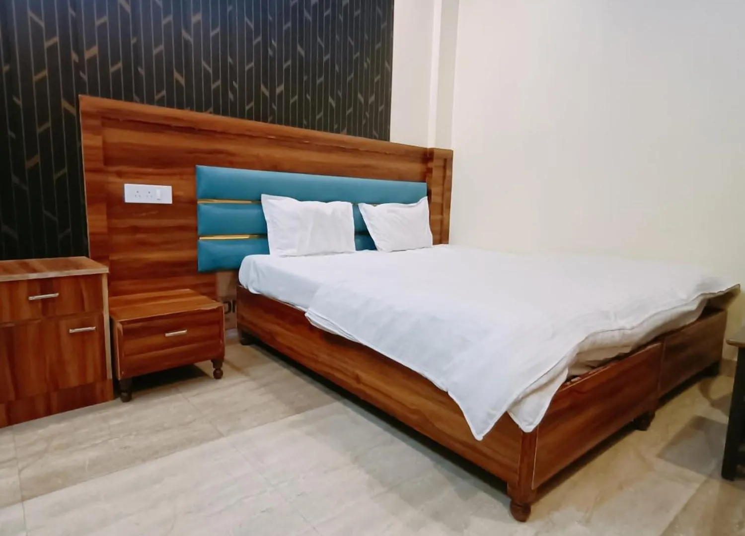 Hotel Picasso Varanasi Prime Location