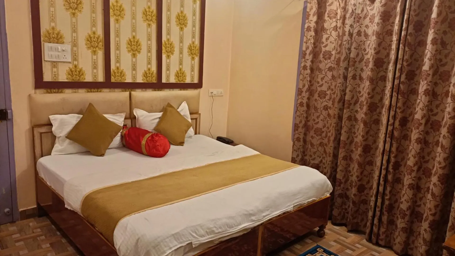Hotel Picasso Varanasi Prime Location